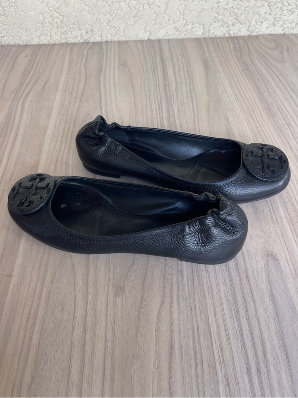 Tory Burch Black Pebbled Leather Logo Ballet Flats - Picture 10 of 11